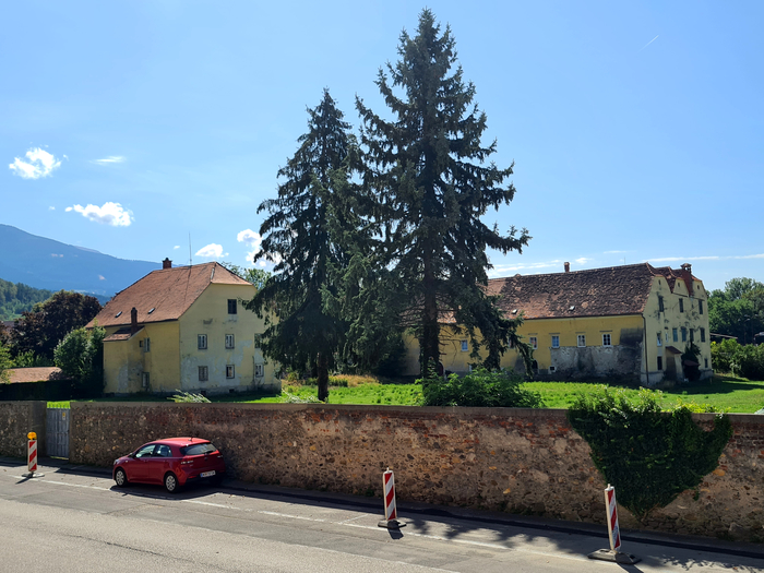 Zu Schloss Bayerhofen gehört eine große Parkanlage