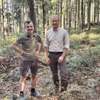 Dietmar Forstner, Leiter des Forstfachreferats der BH Leibnitz und Bezirksförster Erwin Pichler in einem Positivbeispiel bei Heimschuh: Naturverjüngung und gezielte Pflege sorgen hier für einen stabilen, vielfältigen Waldbestand