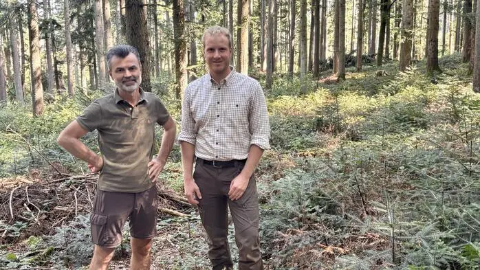 Dietmar Forstner, Leiter des Forstfachreferats der BH Leibnitz und Bezirksförster Erwin Pichler in einem Positivbeispiel bei Heimschuh: Naturverjüngung und gezielte Pflege sorgen hier für einen stabilen, vielfältigen Waldbestand