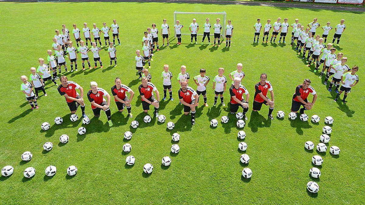 55 Mädchen und Buben trainierten mit neun Trainern beim FC Trofaiach-Fußballcamp