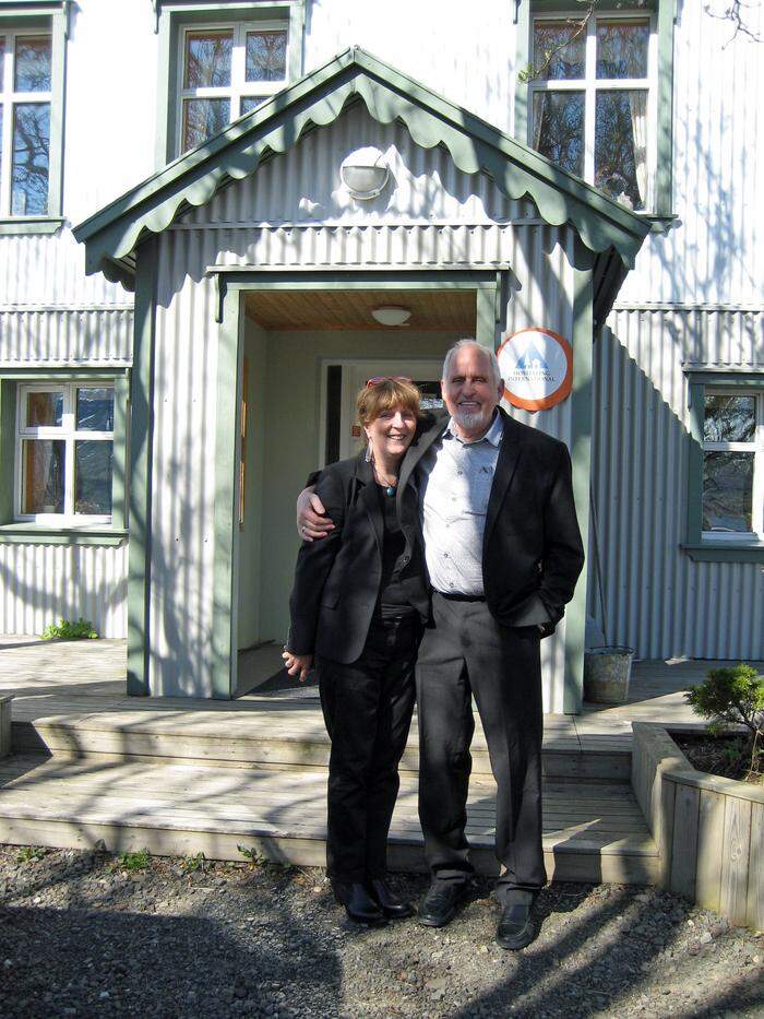 Marlín Meirlaen und ihr Mann Jón vor ihrem Gästehaus
