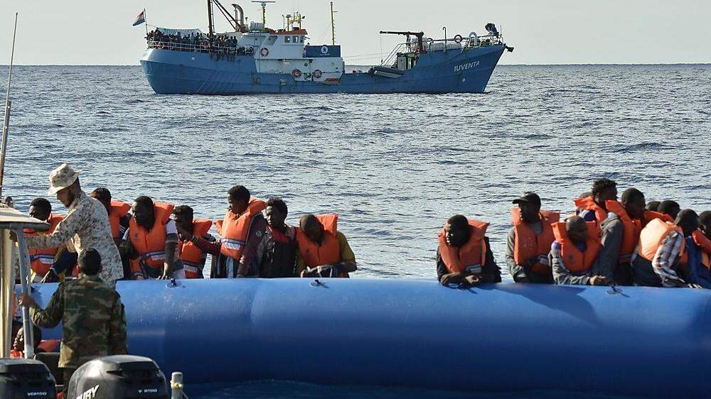 Die tunesischen Migranten sind erst vor kurzem auf der italienischen Insel Lampedusa eingetroffen