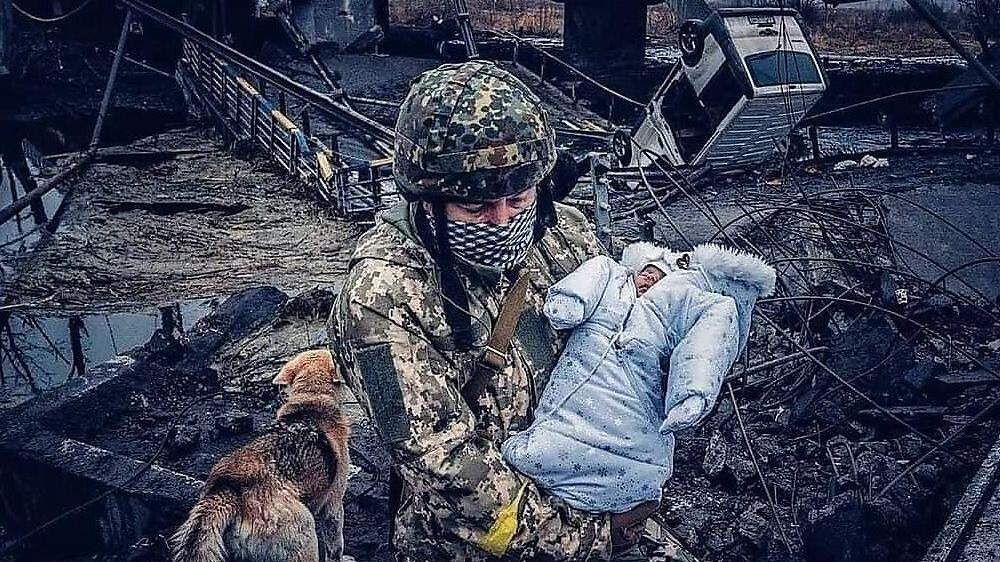 Ein Soldat evakuiert ein Baby aus der Stadt Irpen, der Geburtsstadt Nadvirniaks