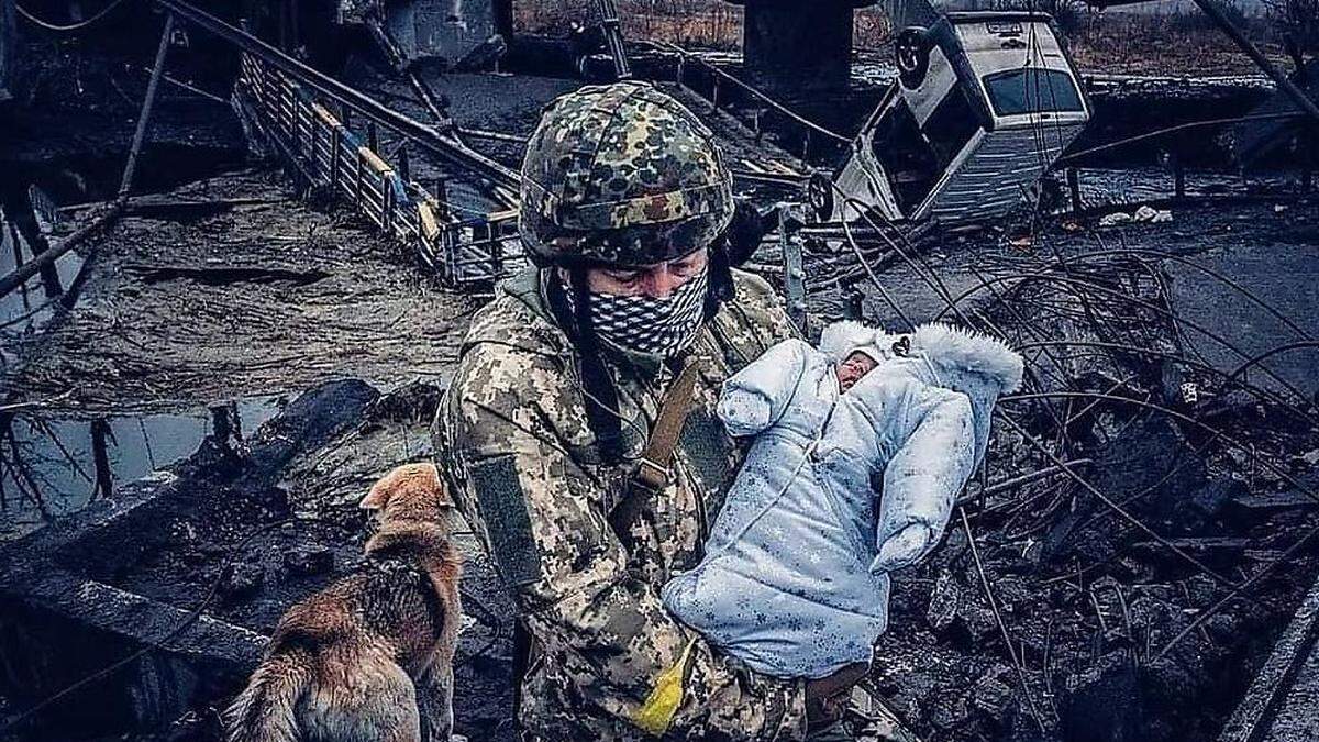 Ein Soldat evakuiert ein Baby aus der Stadt Irpen, der Geburtsstadt Nadvirniaks