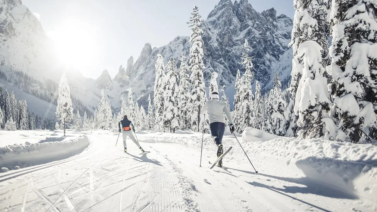 Bilder tiefverschneiter Winterlandschaften werden seltener. Das Langlaufnetzwerk Dolomiti Nordic Ski setzt nun verstärkt auf Qualität statt Quantität