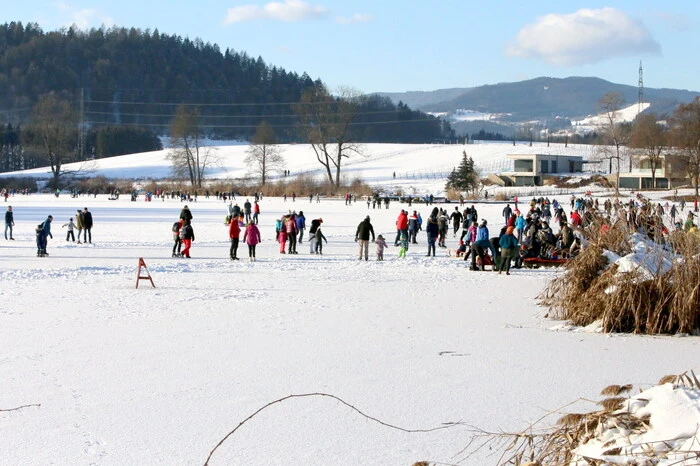 ... ist seit dem Wochenende nun auch der Hörzendorfer See (Foto) zum Eislaufen freigegeben. 