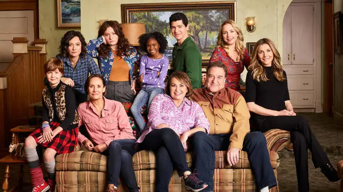 Mit hohen Einschaltquoten ist die Kult-Sitcom "Roseanne" auf die US-Bildschirme zurückgekehrt. Rund 18,2 Millionen Menschen schalteten  bei der ersten Folge ein.