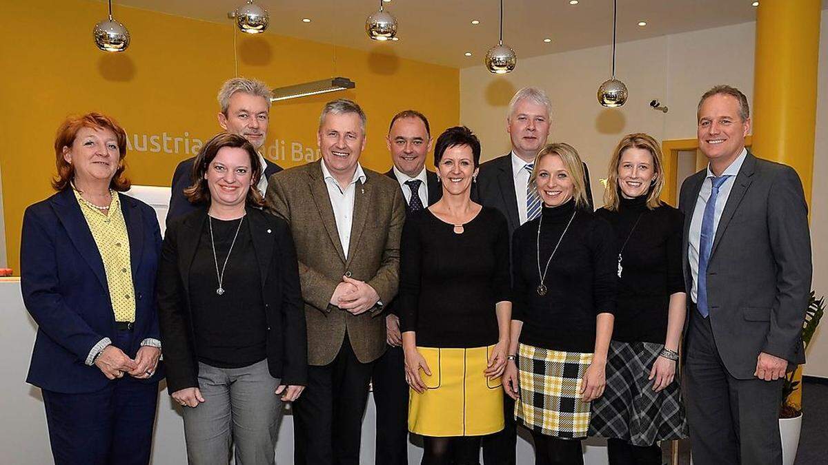 Andreas Martin, Leiter der Anadi Bank-Filiale Oberkärnten (Vierter von links) sowie der stellvertretende Vorstandsvorsitzendem Gerhard Salzer (Vierter von rechts) und das Team der Anadi Bank in Spittal 