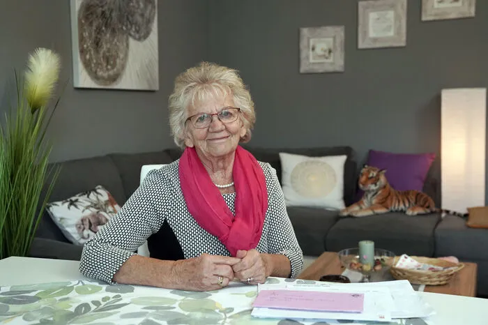 Helga, 77-jährige pensionierte Herrenschneiderin aus der Steiermark, war im Juli 2021das erste Mal im Interview zu sehen. Damals war sie schon seit längerer Zeit einsam. Doch das sollte sich bereits nach ein paar Monaten ändern: „Früher war ich oft so traurig. Ich hätte losweinen können. Man schaut beim Fenster raus, weiß nichts zu tun, kann auf niemanden warten. Jetzt bin ich so glücklich, dass ich drauf loslachen könnte.“ Die Steirerin hat mit Hilfe der „Liebesg´schichten und Heiratssachen“ ihren Siegi, einen netten, fröhlichen und lustigen Mann gefunden. Beim zweiten Besuch des ORF Teams strahlt sie deshalb über beide Ohren: „Viele Leute haben mich angesprochen: Helga du siehst so glücklich aus, hast du schon jemanden neuen?“ Die Steirerin erzählt alles über ihren Siegi, weil er lieber nicht gefilmt werden will. Aber sie weiß dafür noch jedes Detail ihres gemeinsamen Liebesglücks. Der neue Partner ist ein fescher und sehr gepflegter Herr: „Er ist immer adrett gekleidet und fragt auch gerne bei der Auswahl seiner Kleidung nach meiner Meinung,“ verrät Helga. Fast jedes Wochenende verbringen die beiden zusammen, machen Ausflüge, gehen händchenhaltend spazieren. Ende gut, alles gut, fasst die Kandidatin ihre Erfolgsgeschichte zusammen.