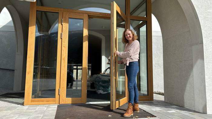Bildungshaus-Leiterin Monika Reindl öffnet die Türe zum neuen Gebäudeteil