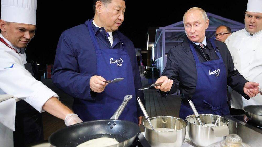 Xi und Putin beim Zubereiten von Palatschinken