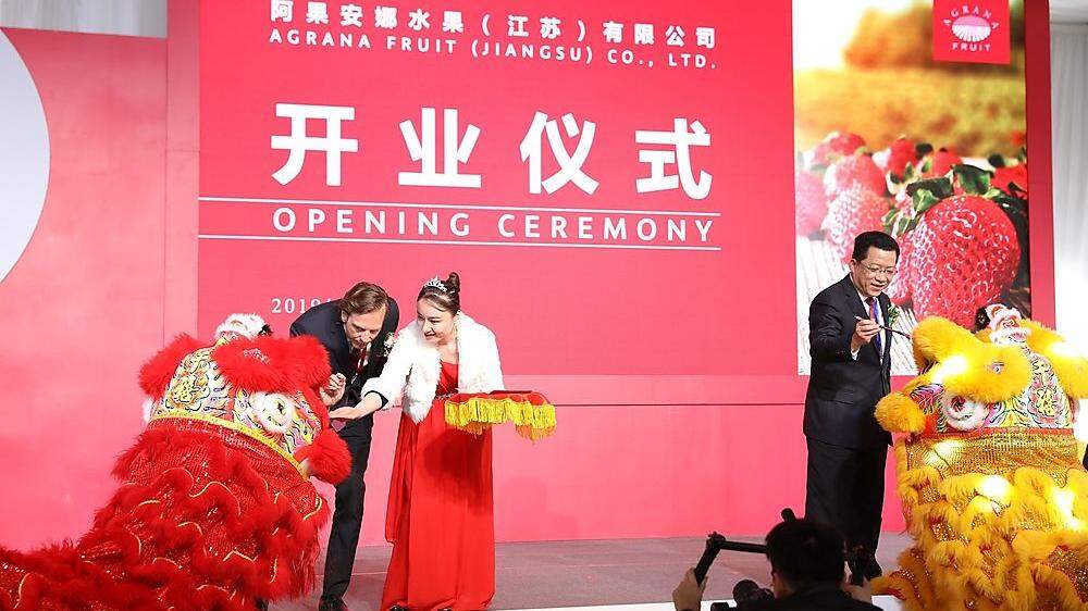 Agrana-Vorstand Stephan Büttner und Chun Ding, Bürgermeister von Changzhou, bemahlen chinesiche Drachen - ein Glückssymbol