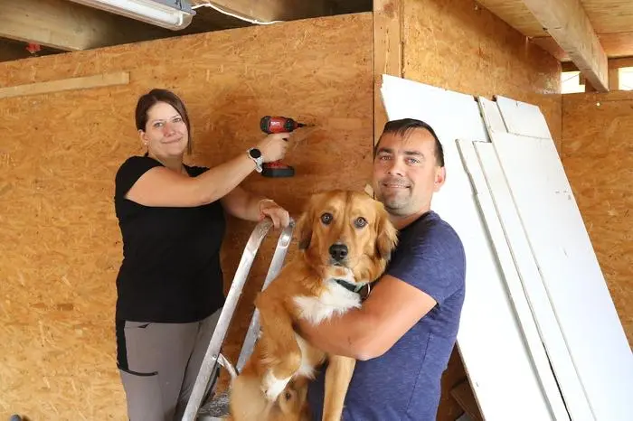 Sabrina Pappler beim Hüttenaufbau
