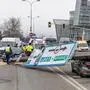 Der Überkopfwegweiser samt Straßenschildern stürzte auf Autos.