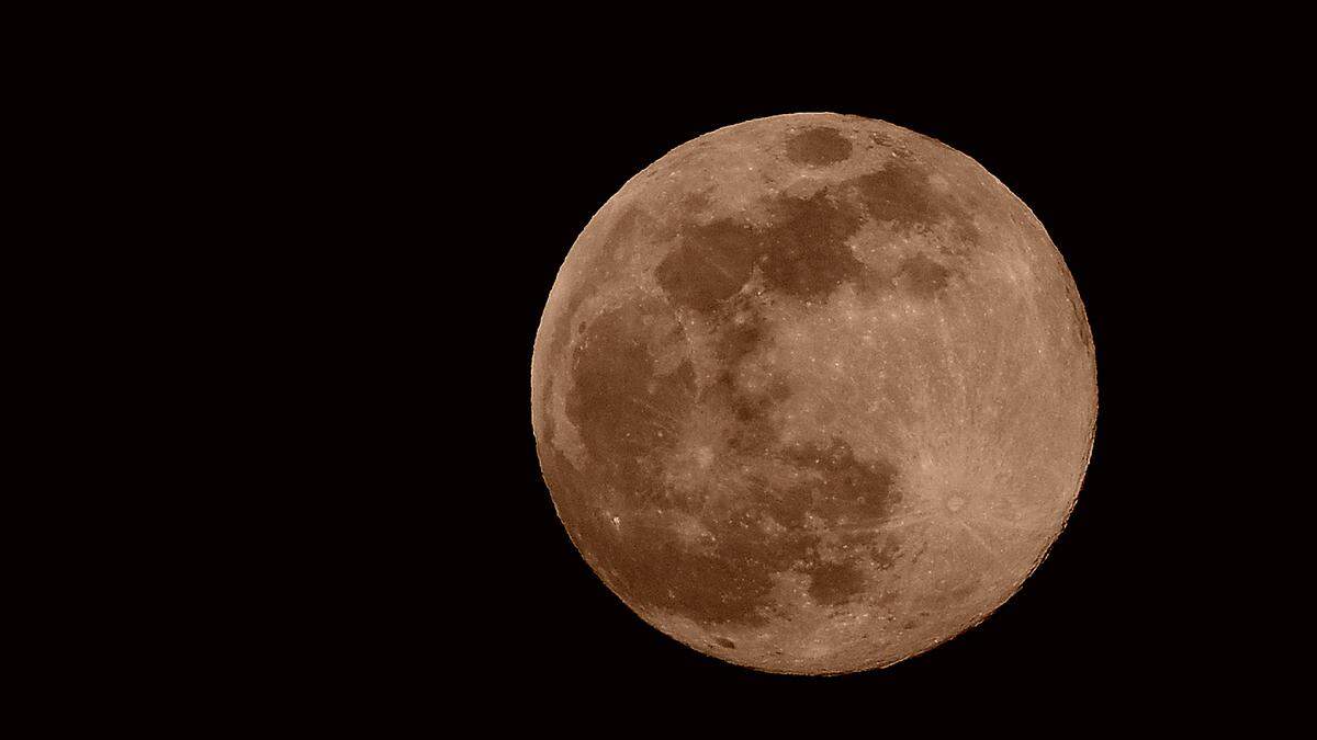 Der Mond, wie er am Dienstagabend über Oberaich gerade aufgegangen war