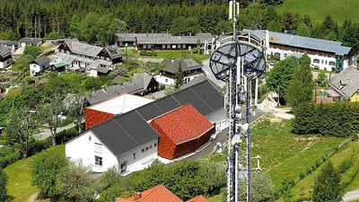 Rund 13 Meter hoch ist der Sendemast, der bei der Musikakademie Knappenberg errichtet werden soll 