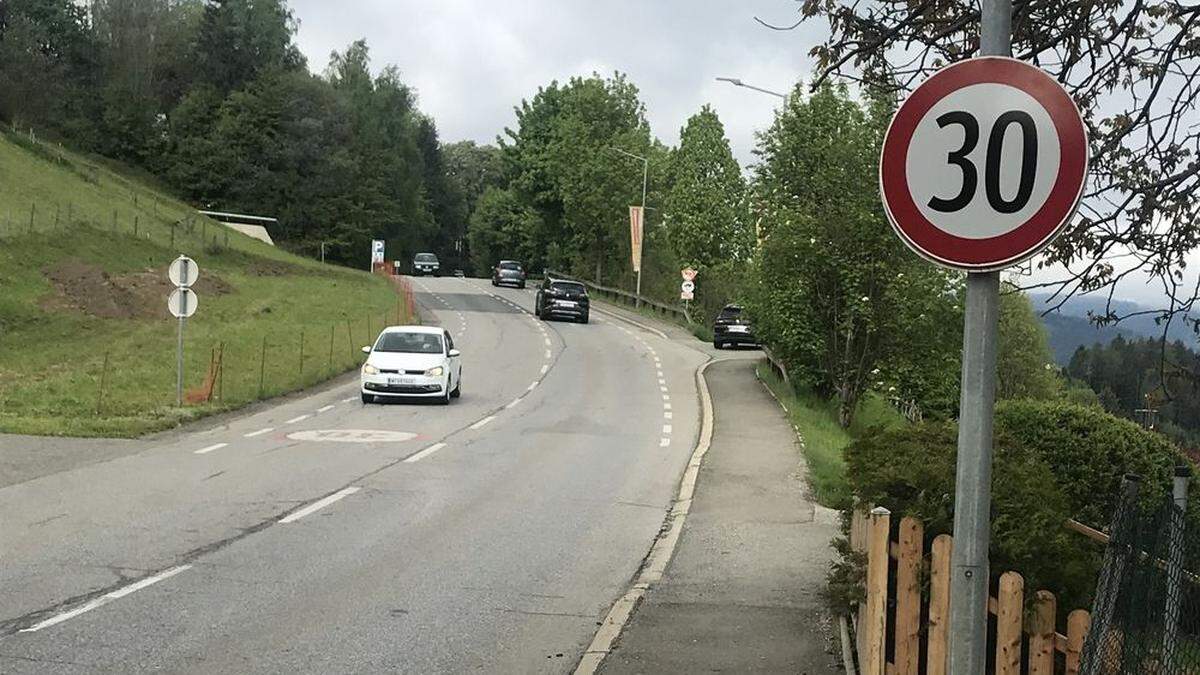 An der Stelle der 30er-Tafel begann bis vor Kurzem die 50er-Zone. Nun könnte die Beschränkung wieder zurückgenommen werden, weil der Verkehr trotz Baustelle auf dem Landtorberg nicht besonders stark angestiegen ist 