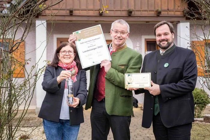 Gabi und Hans Kaufmann aus Hatzendorf konnten sich mit ihrem Marillenbrand durchsetzen.