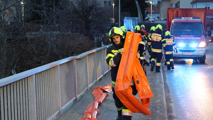 Die Feuerwehren Zeltweg-Stadt und Judenburg-Stadt wurden am Freitag zu einem Schadstoffeinsatz in Zeltweg alarmiert.