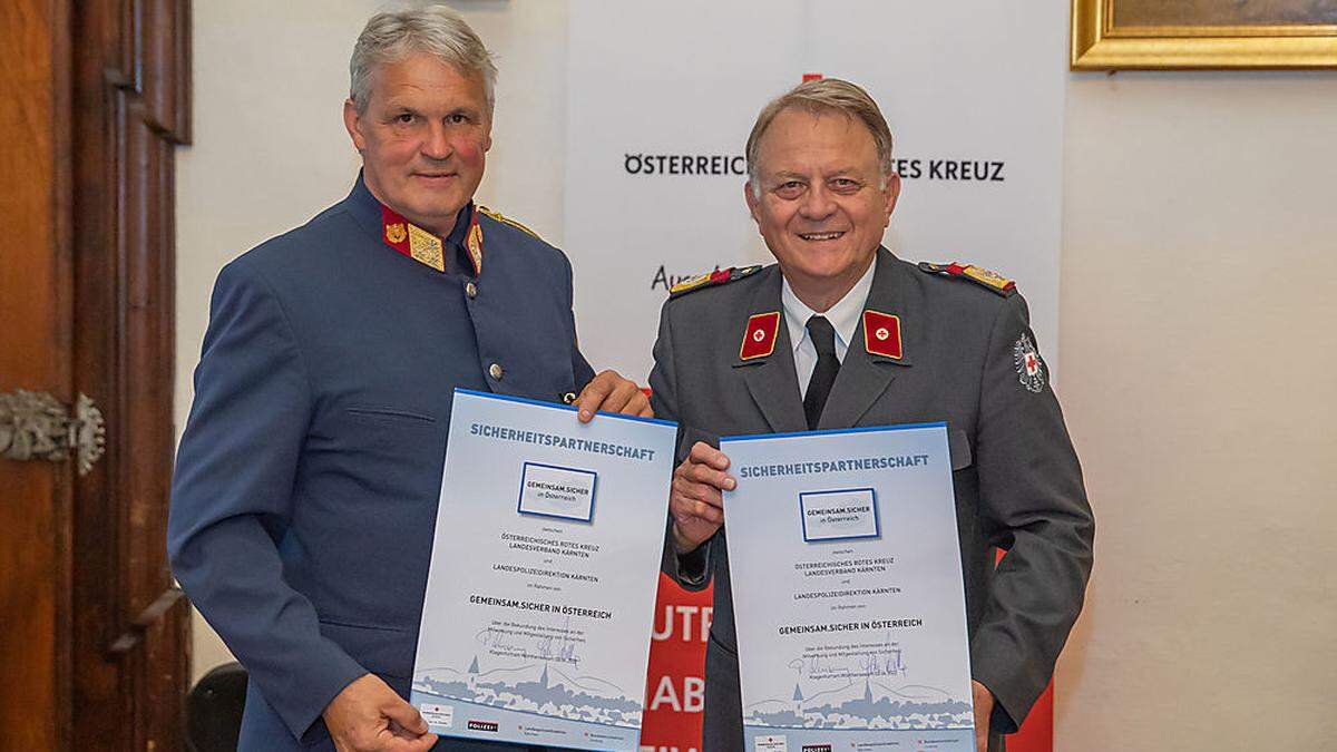 Johannes Dullnig (links) und Peter Ambrozy besiegelten eine Kooperation zwischen Polizei und Rotem Kreuz