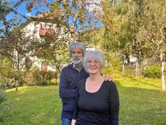 Heinz und Beate Kupper in ihrem Garten in Annenheim. Die Vogelhäuser im Hintergrund zeugen von ihrem Interesse an der Vogelwelt