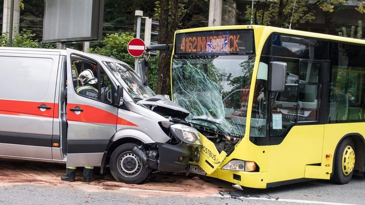 Der Lenker hat laut Polizei eine rote Ampel missachtet haben