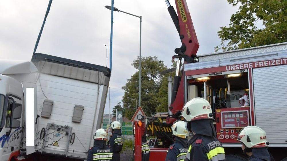 Die Feuerwehr Gleisdorf hob den Sattelauflieger mit dem Kran an