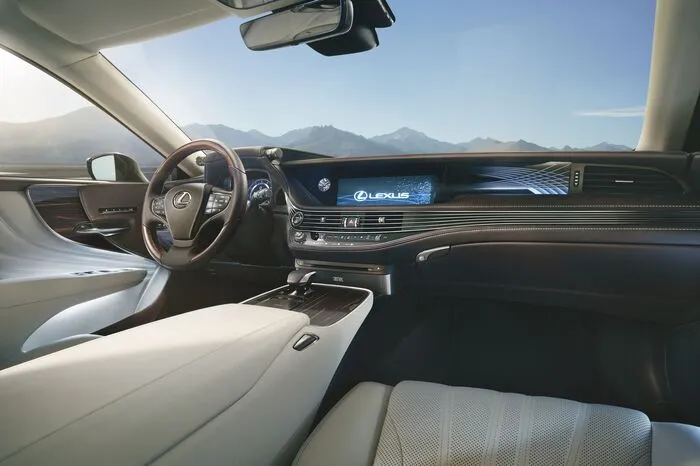 Ganz im Sinne des Omotenashi-Prinzips hat Lexus im Innenraum des neuen LS eine Atmosphäre entstehen lassen, die den Insassen willkommen heißt und den Fahrer wie einen Partner behandelt. Diesen Ansatz versinnbildlichen beispielsweise die neuen Sitze, vor allem die optionalen 28-fach elektrisch einstellbaren Vordersitze mit Klimatisierung und Massage-Funktion.