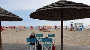 Der Strand in Erwartung. Noch ist es in Grado ruhig