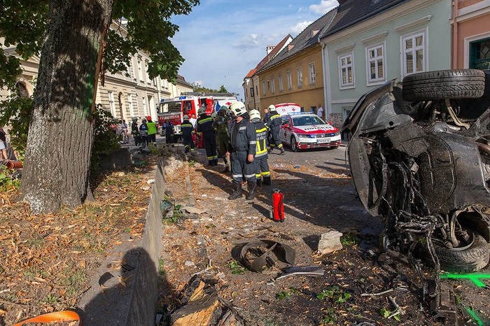 Ein zweiter Motorradfahrer konnte gerade noch ausweichen. Der entgegenkommende Pkw-Lenker setzte seine Fahrt "in unbekannte Richtung" fort, so die Polizei.