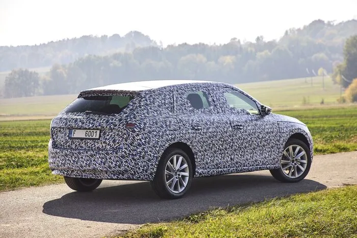 Nach der ersten Testfahrt kann man das neue Bild vom Scala trotz Tarnbeklebung schärfer zeichnen: Auffallend ist die innere Größe, mit rund sechs Zentimetern mehr Länge als beim Rapid, fast fünf Zentimetern mehr Breite, die Überhänge wurden vorn um über drei Zentimeter zusammengestutzt, aber am Heck um 4,5 Zentimeter verlängert.