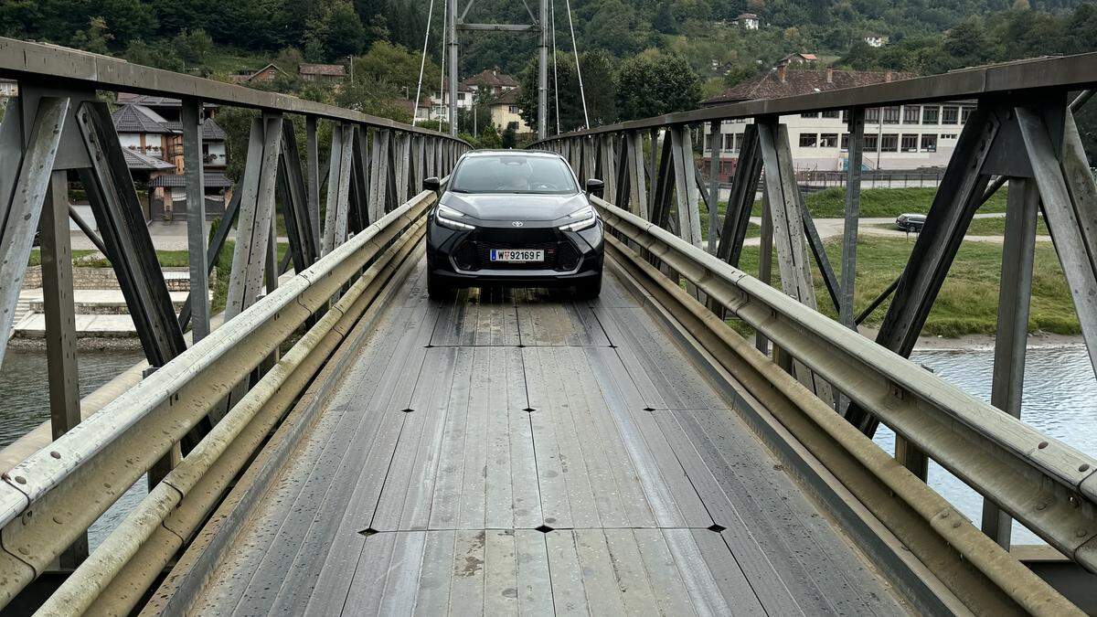 Nicht auf dem Holzweg, sondern unterwegs mit den Brückenbauern: Toyota CH-R auf einer Brücke, die über die Drina führt