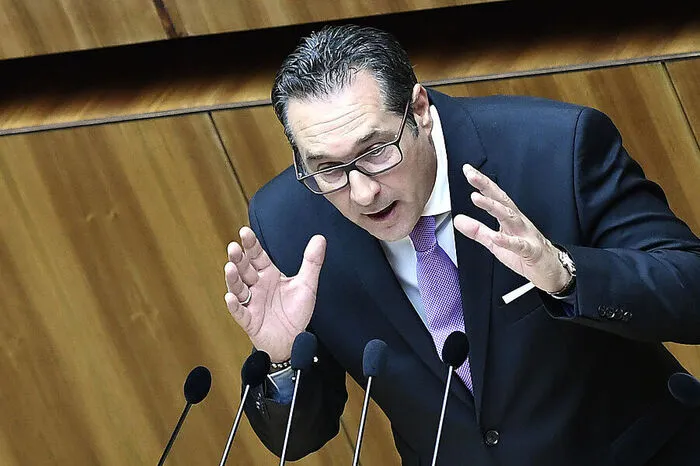 Heinz-Christian Strache (FPÖ): "Es geht beiden Regierungsparteien nur noch um taktische Spielchen auf Kosten der Bevölkerung. Das ist ein trauriges und jämmerliches Schauspiel. Diese Regierung hat einen Scherbenhaufen hinterlassen, dafür gehören beide zur Verantwortung gezogen."