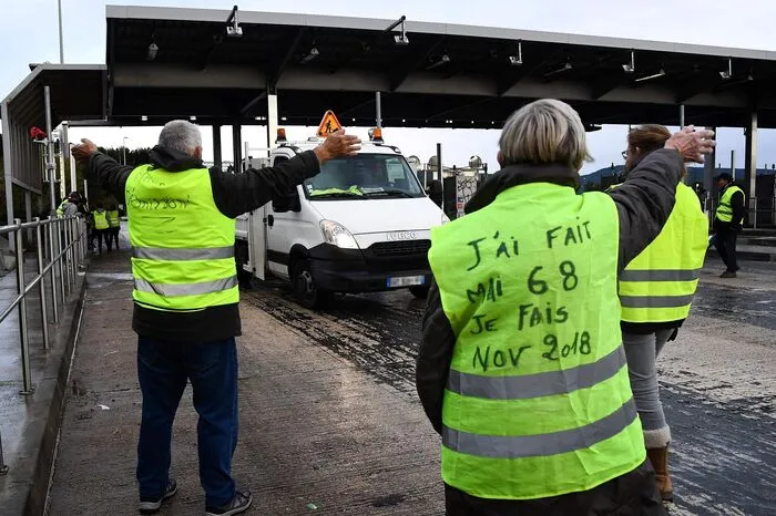 Die Aktivisten hatten über die sozialen Netzwerke unter anderem zu Straßenblockaden in der Hauptstadt Paris aufgerufen.