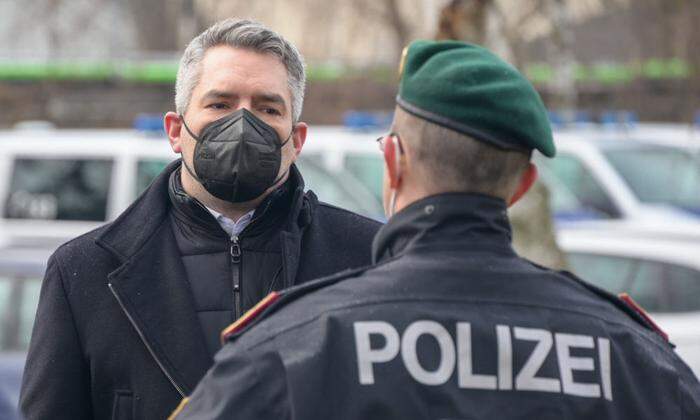 Schon als Innenminister hatte Karl Nehammer (ÖVP) viel mit der Polizei zu tun
