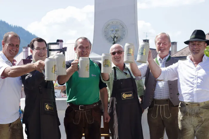 Eröffnet wurde das Stadtfest mit einem traditionellen Bieranstich durch Bürgermeister Manfred Seebacher und den Landtagsabgeordneten Stefan Hofer.