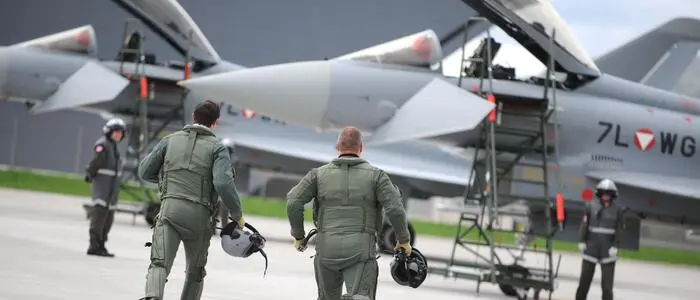 Zwei Piloten laufen auf zwei Eurofighter zu