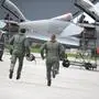 Zwei Piloten laufen auf zwei Eurofighter zu