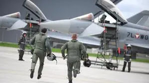 Zwei Piloten laufen auf zwei Eurofighter zu