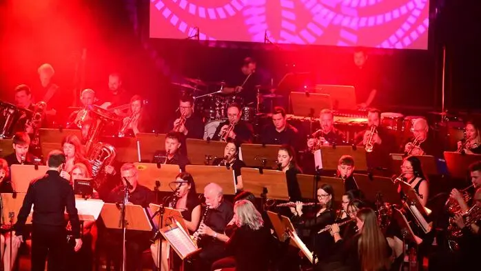 Ein musikalisches Feuerwerk zündete die Eisenbahner Stadtkapelle Knittelfeld am Samstagabend im Kulturhaus: Unter dem Titel „Pop n’ Rock Concert“ präsentierten die 58 Musikerinnen und Musiker eine Show voller Energie und Emotion.