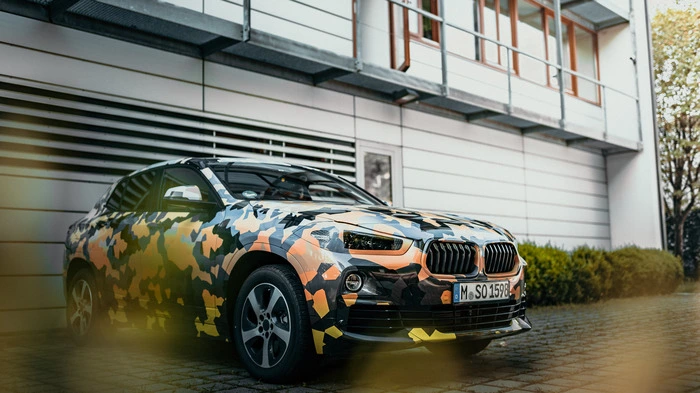 SUV-Coupés sind der letzte Schrei: Deshalb stellt BMW dem X1 wie schon mit dem X4 und dem X6 eine Crossover-Variante mit abfallender Dachlinie zur Seite.