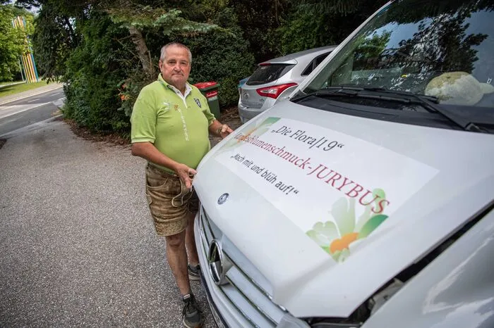 Chauffeur Wolfgang Gutschi, selbst ehemaliger Landessieger des Blumenschmuckbewerbs, bringt die Jury von Teilnehmer zu Teilnehmer. 8500 Kilometer wird die Gruppe bis Anfang August gefahren sein.