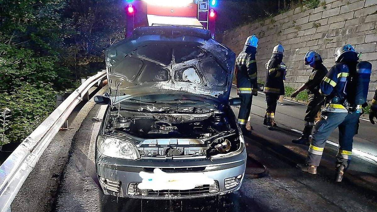 Auf der Loiblpass Straße war ein Pkw in Brand geraten. Die Kameraden der FF Ferlach und Unterbergen löschten das Fahrzeug vollständig ab, nachdem ein anderer Fahrzeuglenker zur Hilfe geeilt war