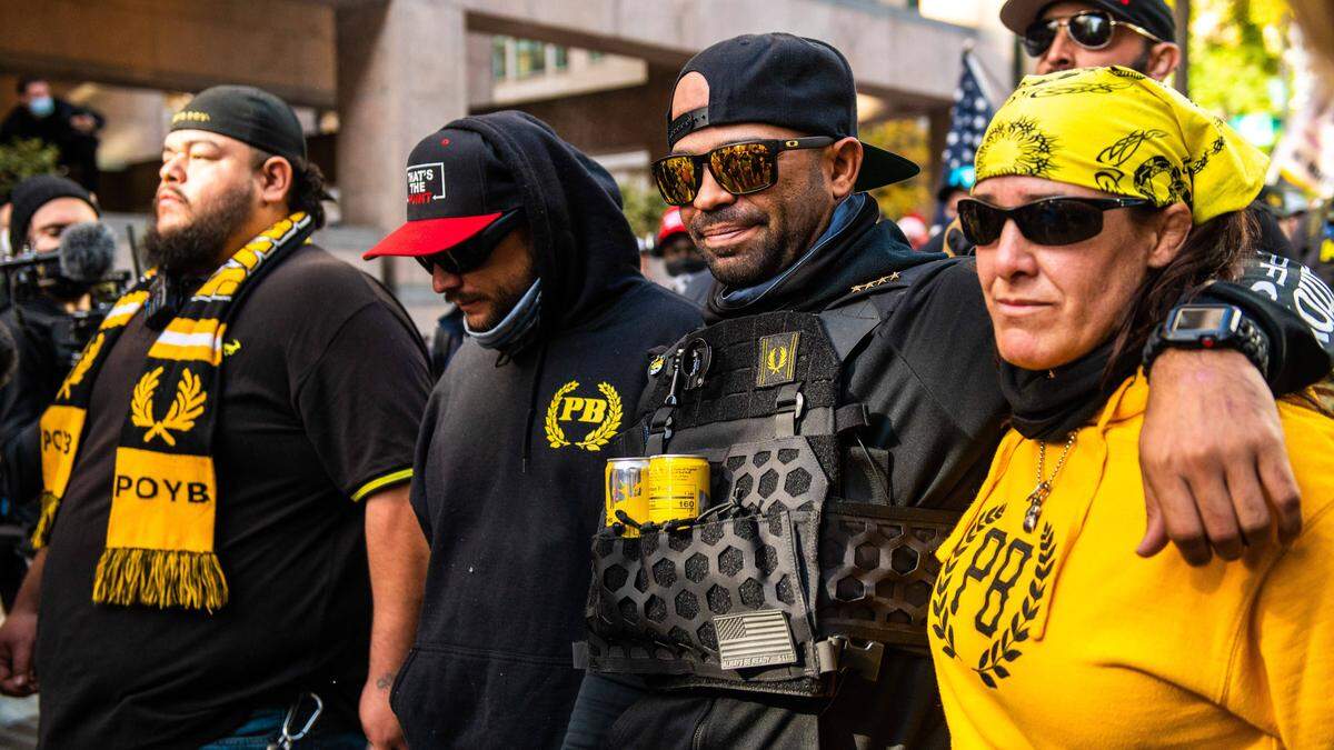 Enrique Tarrio (2. von rechts) mit Mitgliedern der Proud Boys