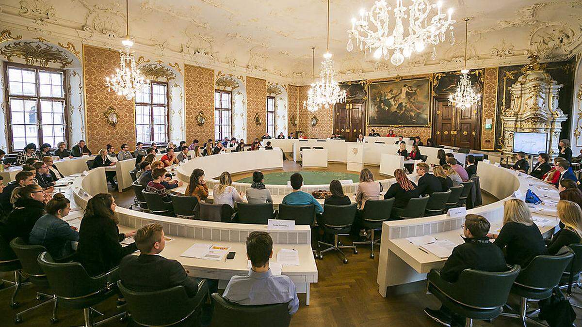 Am 1. März dürfen aus jeder Region vier bis sechs Jugendliche im steirischen Landtag Platz nehmen