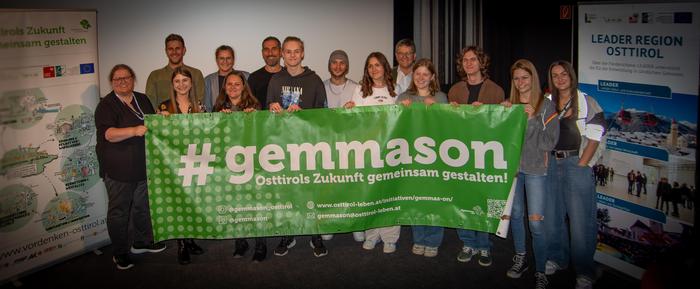 Gruppenbild bei der Premiere im CineX mit den Jugendlichen, den Workshopleitern und den Vertretern der Arbeitsgruppe „Vordenken für Osttirol“ 