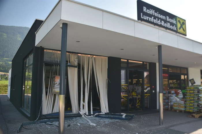 Im selben Gebäude wie die Bank befindet sich ein Supermarkt. Dieser ist von dem Einbruch nicht betroffen.