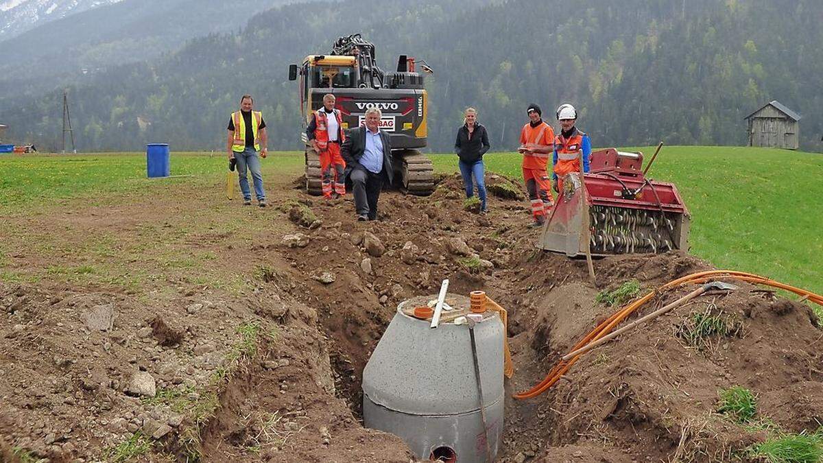 Bürgermeister Windbichler mit Mitarbeitern der Strabag