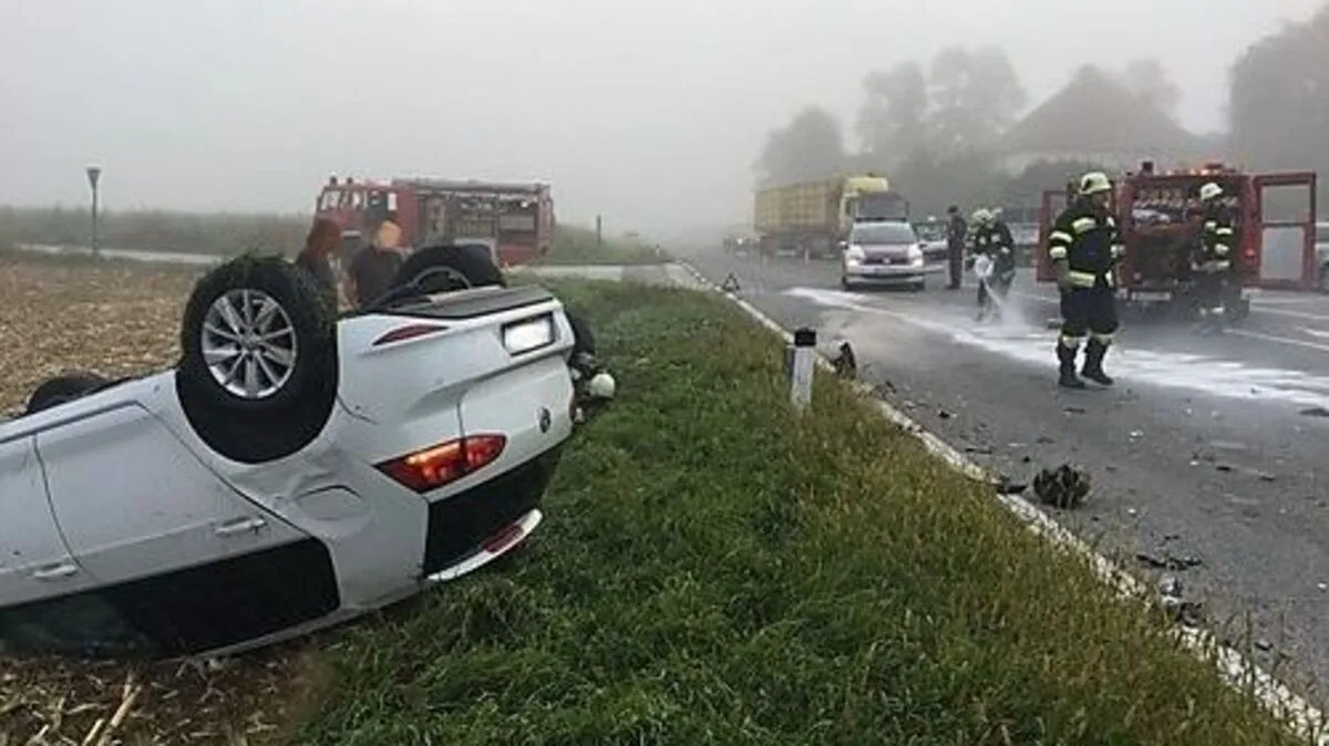 Auf der B70 auf Höhe Thon bei Grafenstein krachte ein Auto gegen einen Klein-Lkw