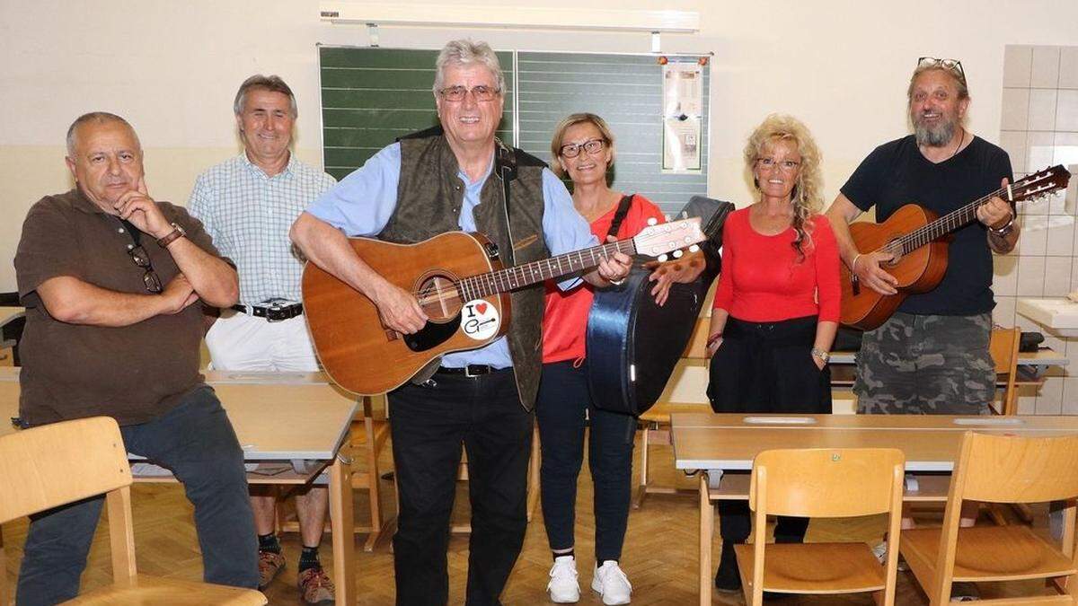 Mit Organisator Manfred Schusser (vorne) gab es das erste Treffen im Begegnungszentrum Feldkirchen